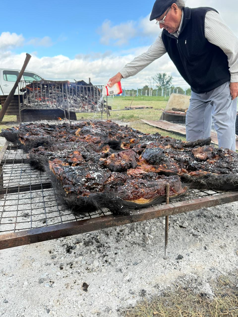 Asado con cuero de búfalo
